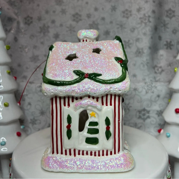 Blue Sky Clayworks x Sanrio Hello Kitty Christmas "Warmest Wishes" Ceramic House - Picture 5 of 13